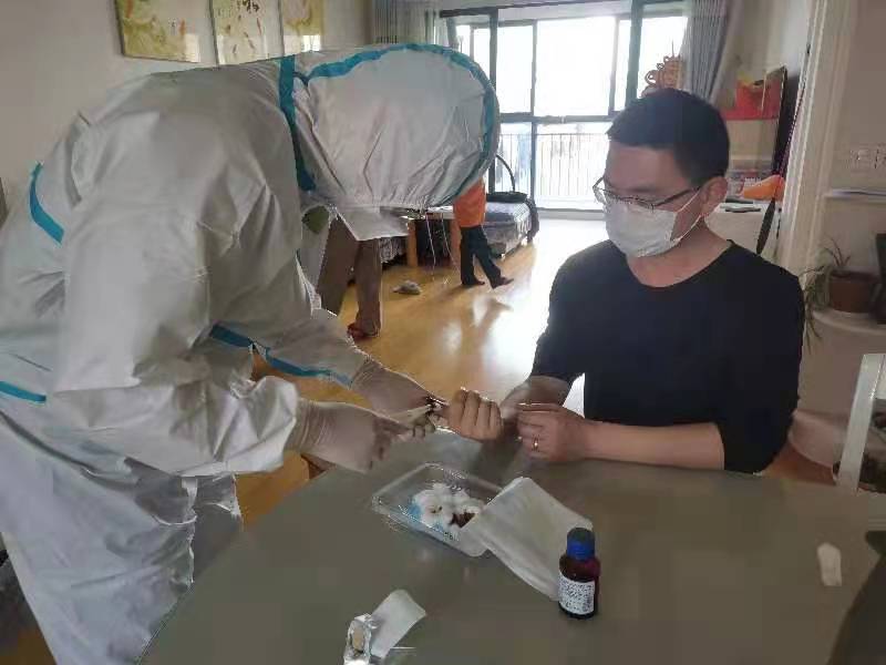 民进青山湖区总支会员参加疫情防控核酸检测工作